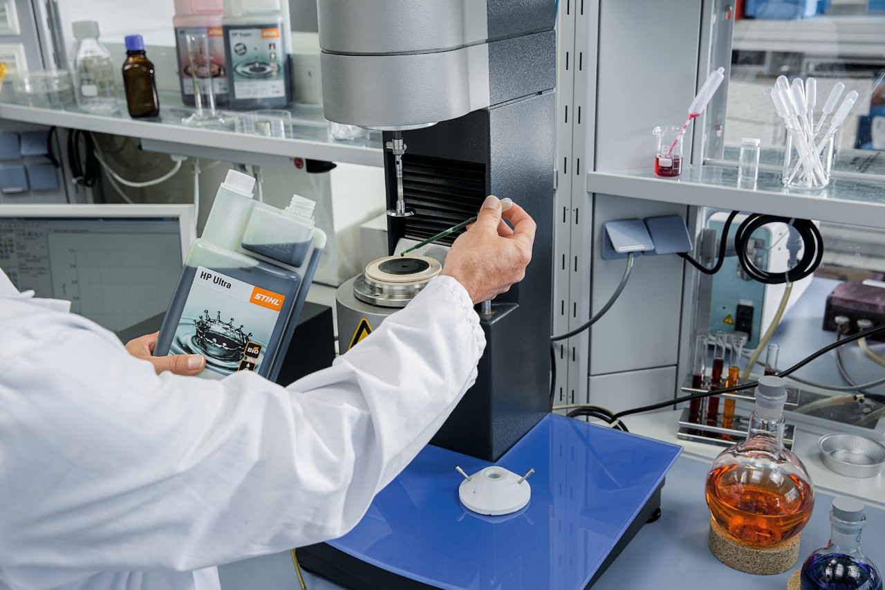 Το λάδι για δίχρονους κινητήρες STIHL HP Ultra ελέγχεται σύμφωνα με τον κανονισμό REACH στο εργαστήριο