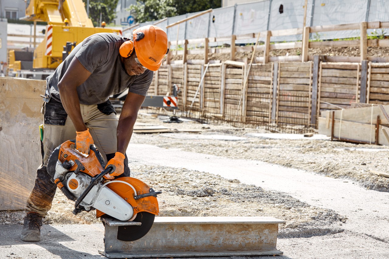 Ένας άνδρας χρησιμοποιεί έναν αρμοκόφτη STIHL TS 500i με δίσκους κοπής συνθετικής ρητίνης σε ένα εργοτάξιο