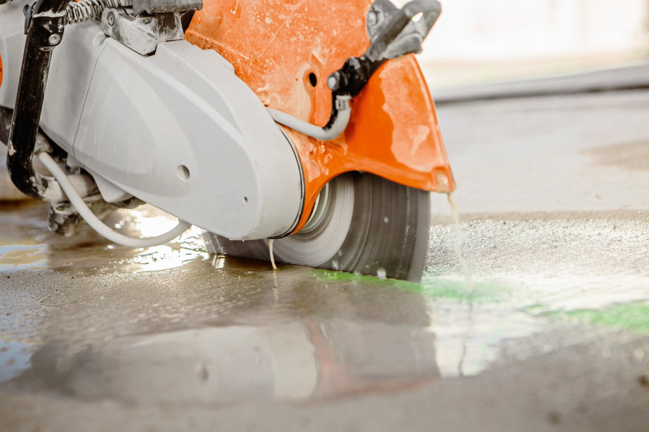 Αρμοκόφτης STIHL TS 440 με διαμαντόδισκους κοπής σε λειτουργία