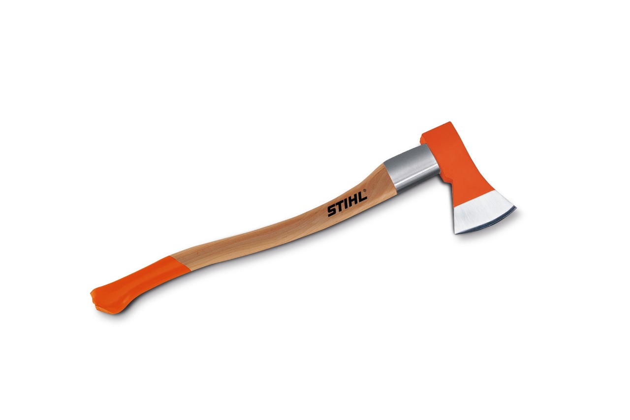Πελέκι δασοκόμου STIHL AX 16 μπροστά από λευκό φόντο