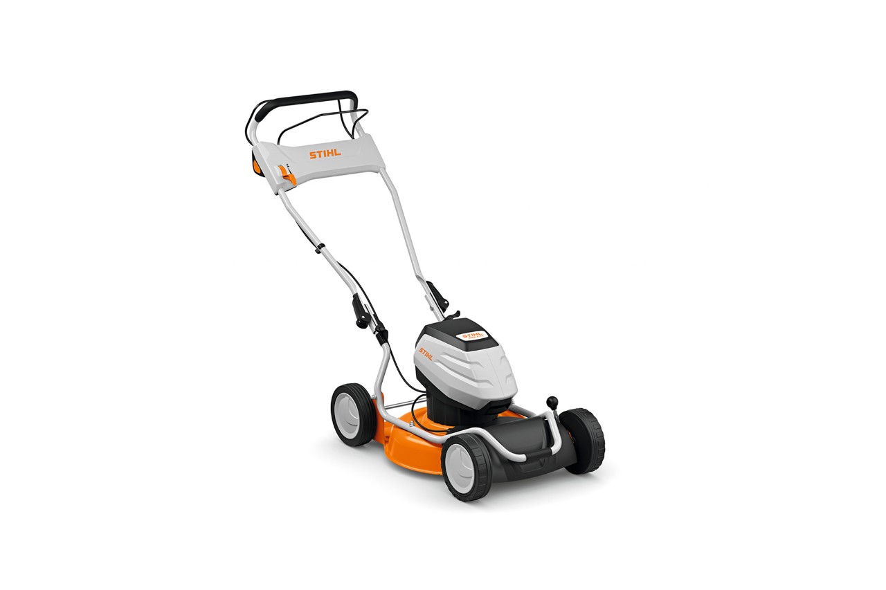 Αλεστικό χλοοκοπτικό STIHL RMA 2 RV μπροστά από λευκό φόντο