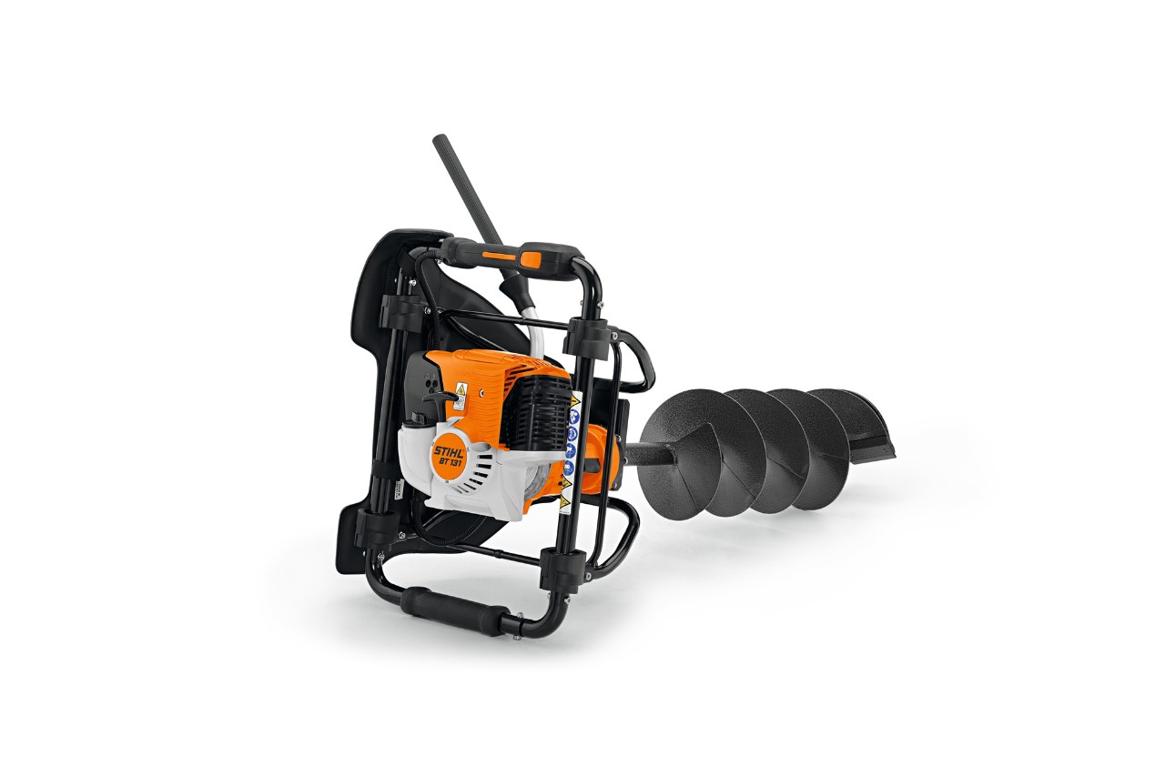 Γεωτρύπανο STIHL BT 131 μπροστά από λευκό φόντο