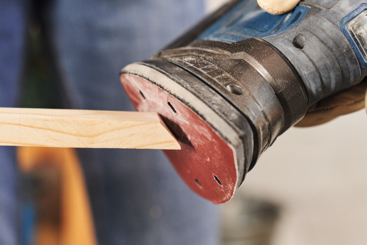 Κοντινή λήψη του τρόπου λείανσης της λοξής ξύλινης ακμής μιας τάβλας