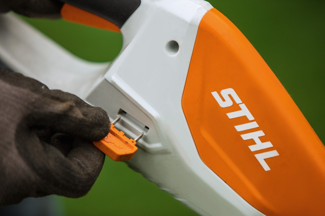 Επαναφορτιζόμενο χορτοκοπτικό STIHL με ενσωματωμένη επαναφορτιζόμενη μπαταρία και κλειδί ενεργοποίησης