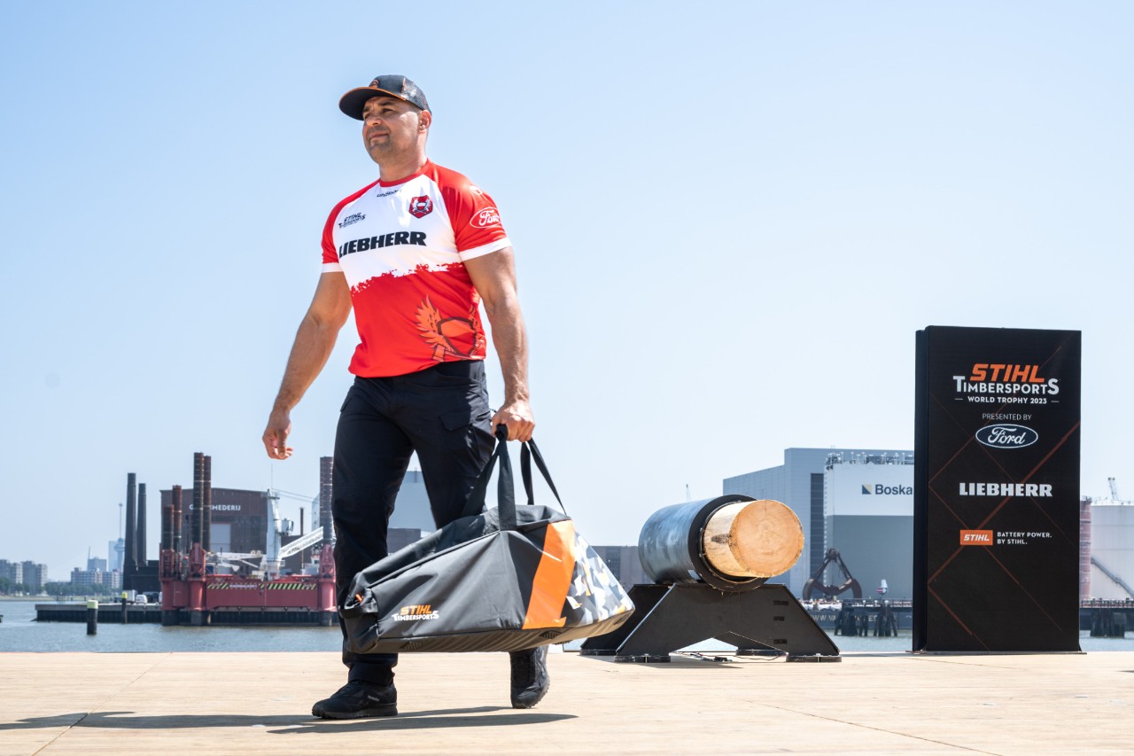 Αθλητές ξυλοκόποι στη σκηνή του STIHL TIMBERSPORTS® World Championship 2018 στο Λίβερπουλ