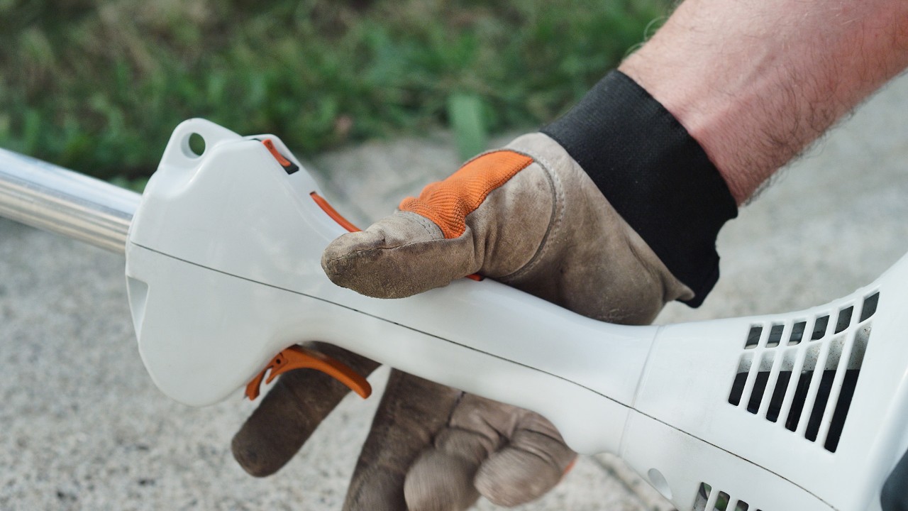 Βενζινοκίνητο χορτοκοπτικό STIHL FS 38 στη θέση γκαζιού εκκίνησης