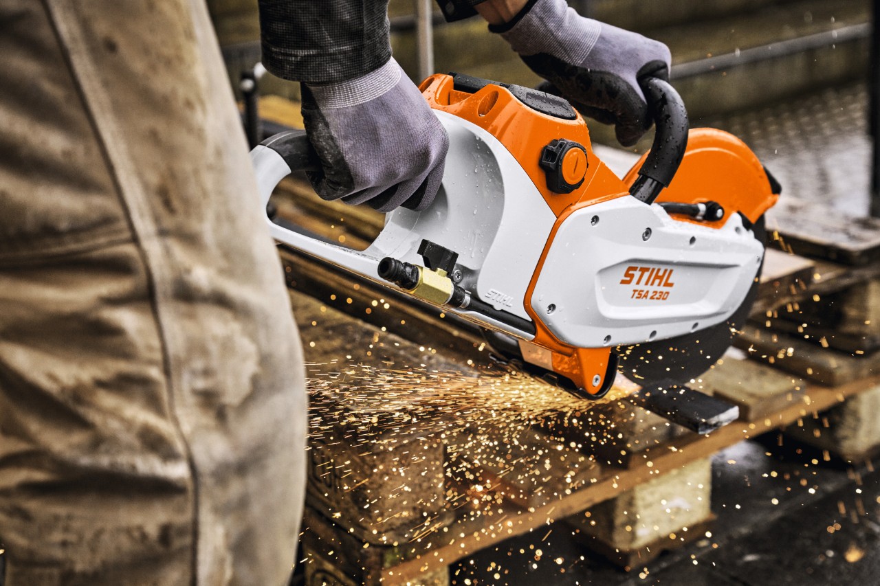 Κοπή μετάλλου με το TSA 230 και την μπαταρία STIHL ALLPRO 300.0 P(C)
